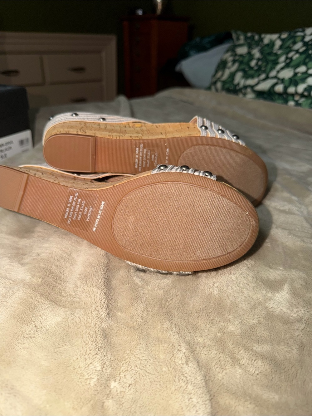 Lucky Brand Women's Silver Crisscross Cork Wedge Mules - Picture 3 of 3